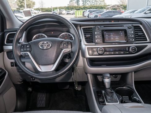 Used 2015 Toyota Highlander LE image 7