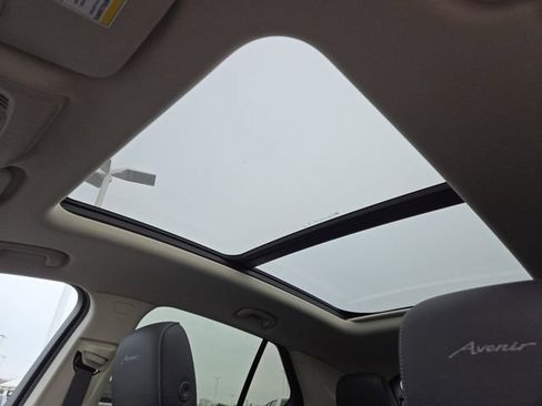 Used 2023 Buick Envision Avenir image 3