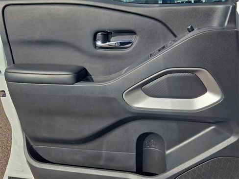 Used 2025 Nissan Frontier SV image 26