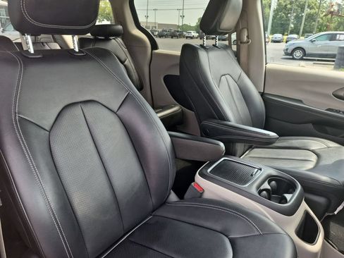 Used 2024 Chrysler Pacifica Touring-L FWD image 35