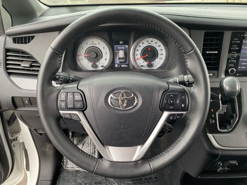 Used 2020 Toyota Sienna SE w/ Nightshade Edition FWD image 27
