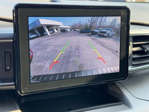 Used 2022 Ford Explorer XLT w/ Equipment Group 202A AWD/4WD image 24