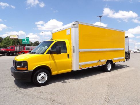 Used 2017 GMC Savana 3500 Extended RWD image 3
