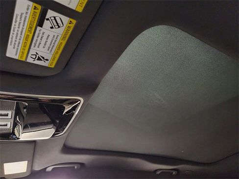 Used 2018 Land Rover Range Rover Velar R-Dynamic SE image 26