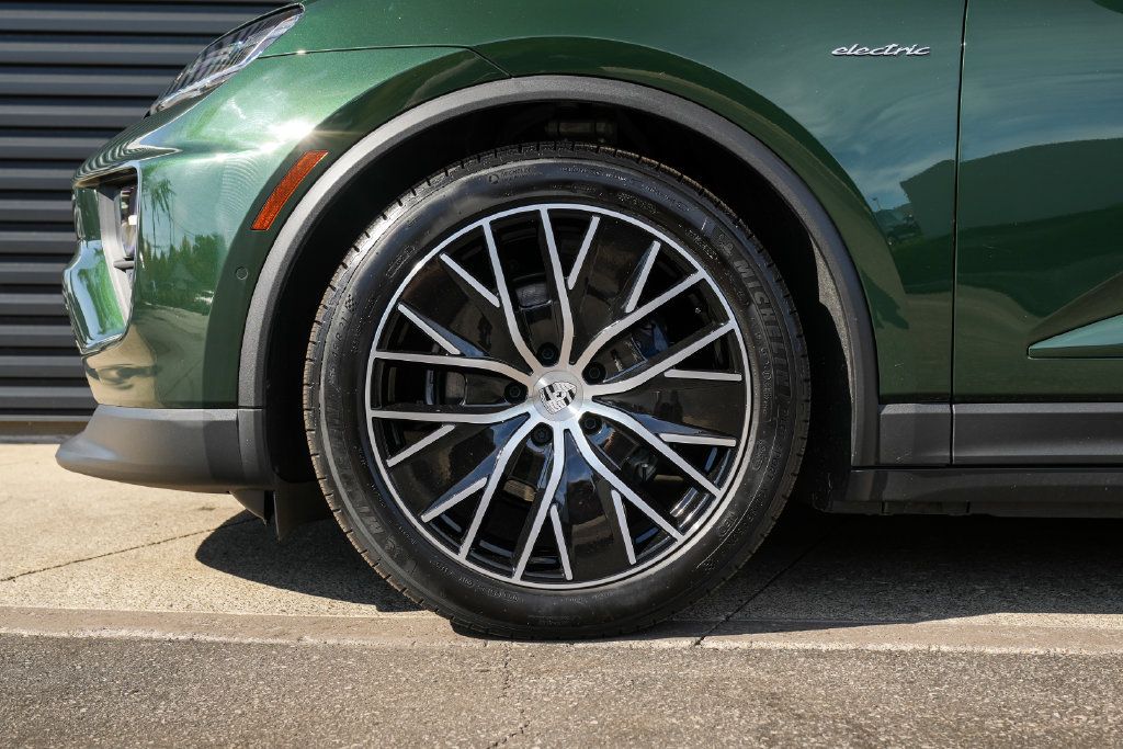 Certified 2026 Porsche Macan 4 Electric AWD/4WD image 11