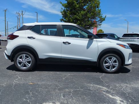 New 2025 Nissan Kicks Play S image 3