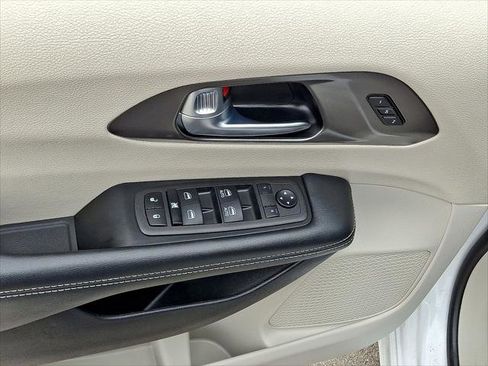 Used 2024 Chrysler Pacifica Touring-L image 10