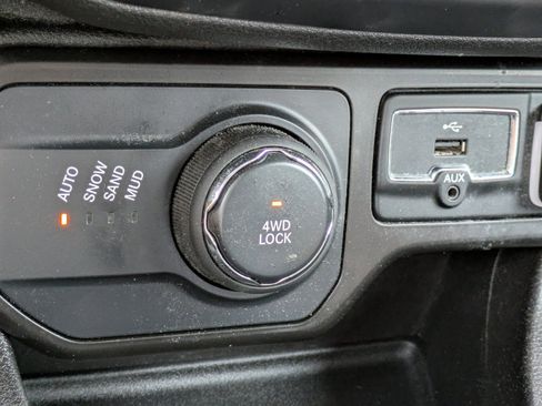 Used 2021 Jeep Renegade Latitude AWD/4WD image 23