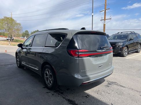 Used 2023 Chrysler Pacifica Limited FWD image 4