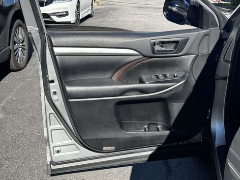Used 2019 Toyota Highlander XLE AWD/4WD image 13