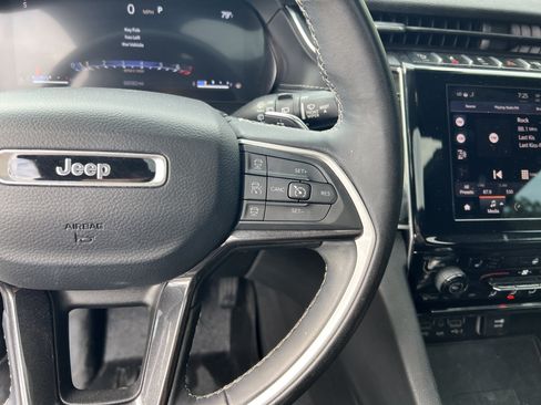 Used 2022 Jeep Grand Cherokee Altitude AWD/4WD image 17
