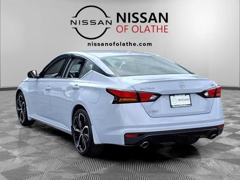 Used 2024 Nissan Altima 2.5 SR w/ SR Premium Package FWD image 3