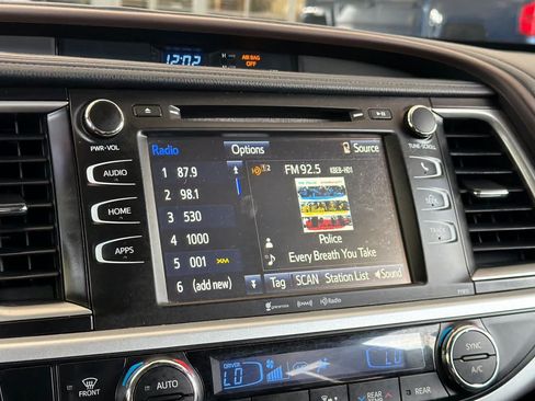 Used 2019 Toyota Highlander Plus w/ Carpet Mat Package (TMS) FWD image 20