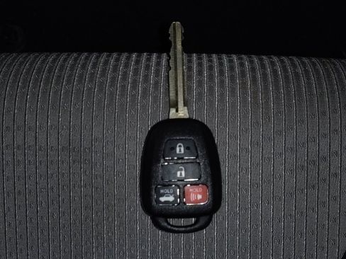 Used 2017 Toyota Camry SE image 32