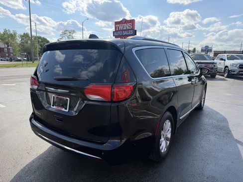 Used 2018 Chrysler Pacifica Touring-L Plus FWD image 5
