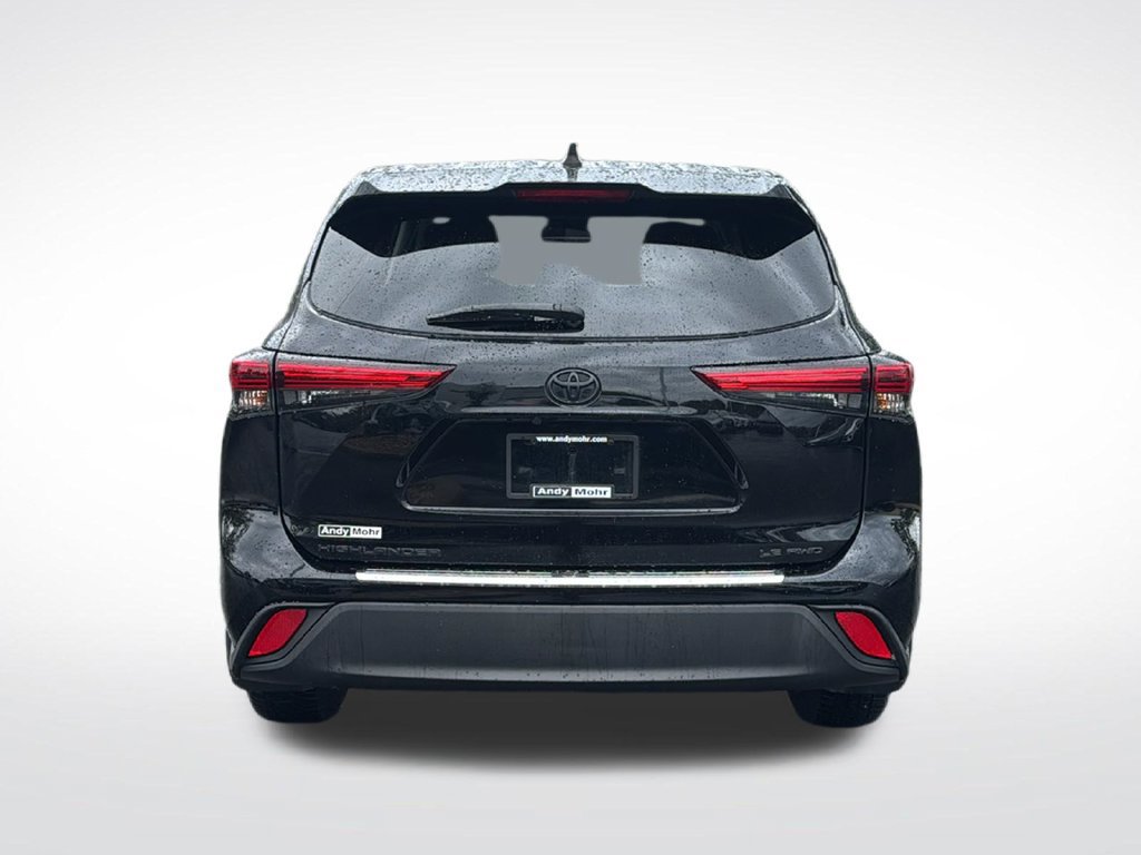 Used 2022 Toyota Highlander LE AWD/4WD image 6