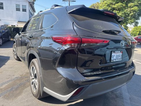 Used 2022 Toyota Highlander XLE FWD image 3