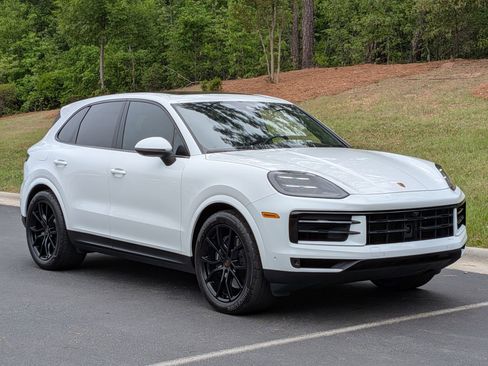 Certified 2025 Porsche Cayenne AWD/4WD image 33