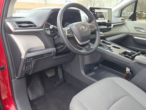 Used 2023 Toyota Sienna XLE image 26