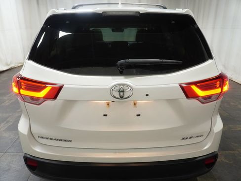 Used 2019 Toyota Highlander XLE AWD/4WD image 5