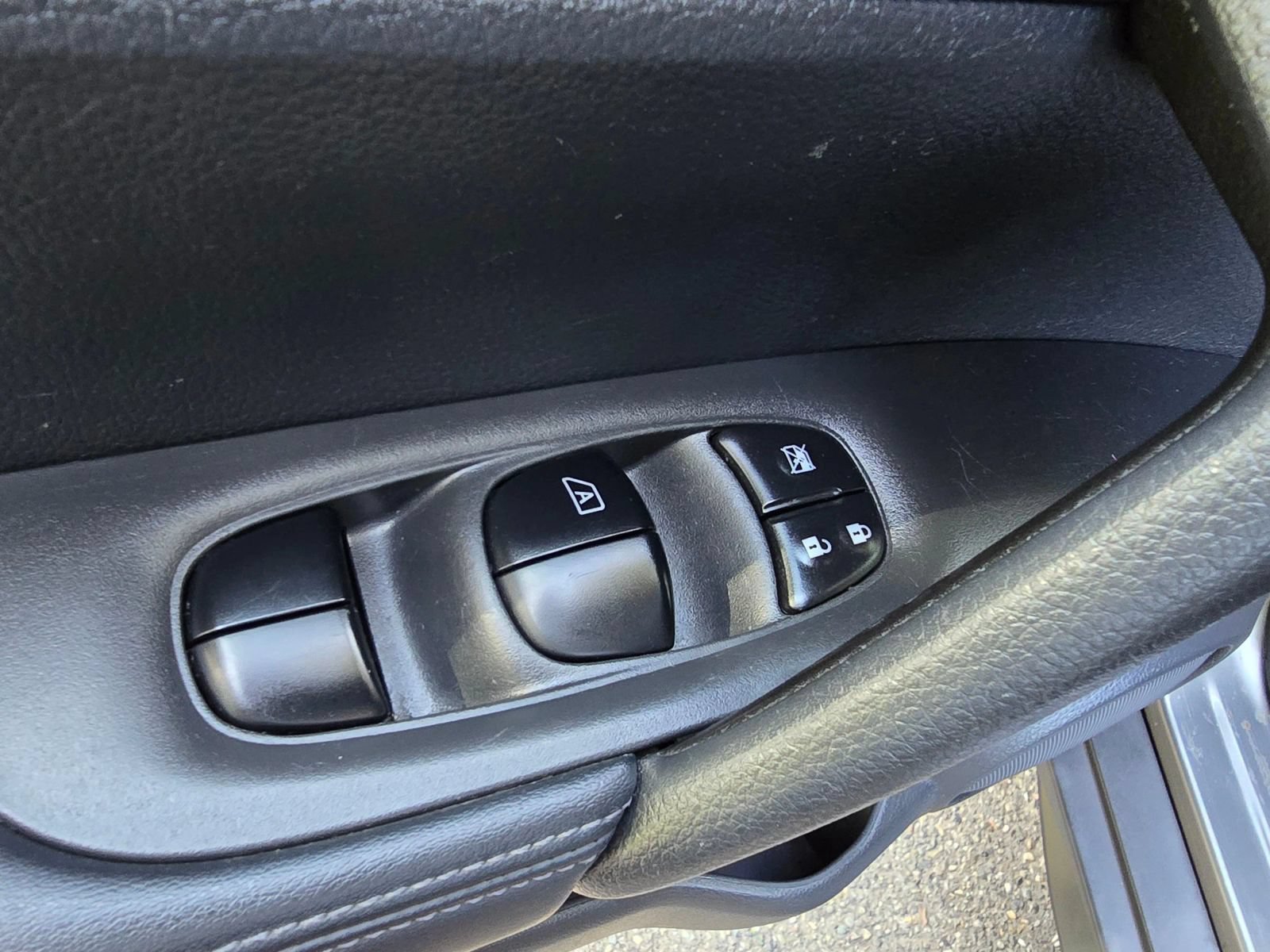 Used 2019 Nissan Rogue SV FWD image 21