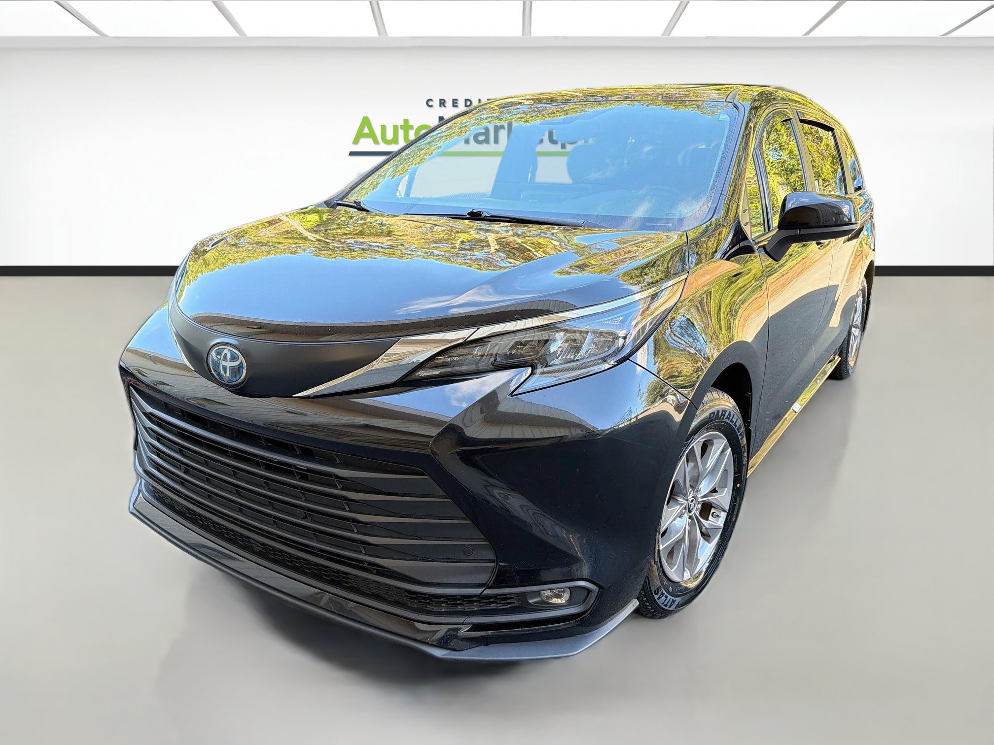 Used 2025 Toyota Sienna XLE FWD image 3