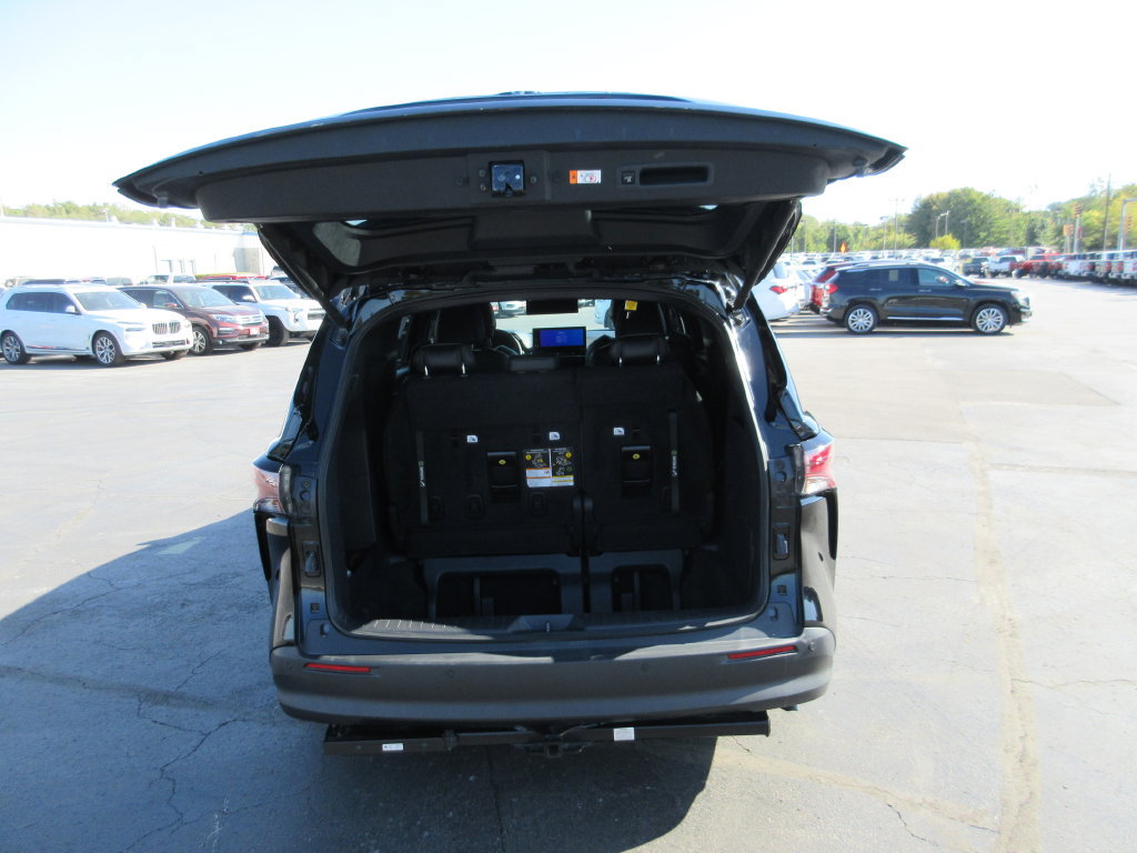 Used 2025 Toyota Sienna XLE Woodland Edition AWD/4WD image 8
