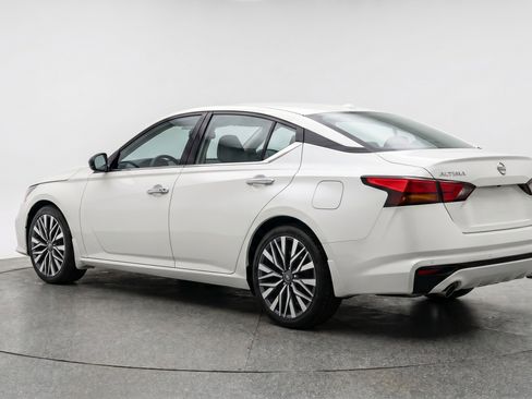 Used 2025 Nissan Altima 2.5 SV FWD image 6