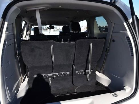 Used 2024 Chrysler Pacifica Select image 27