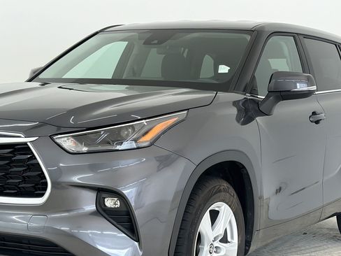 Used 2025 Toyota Highlander LE FWD image 24