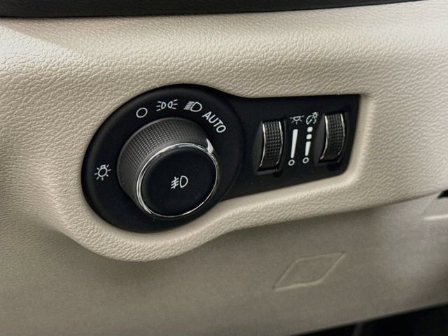 Used 2023 Chrysler Pacifica Touring-L FWD image 13