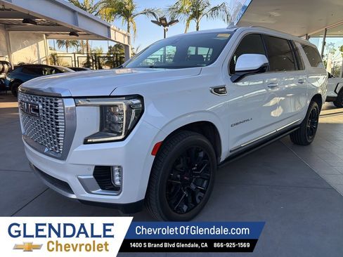 Used 2022 GMC Yukon XL Denali image 3