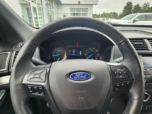 Used 2018 Ford Explorer XLT AWD/4WD image 9