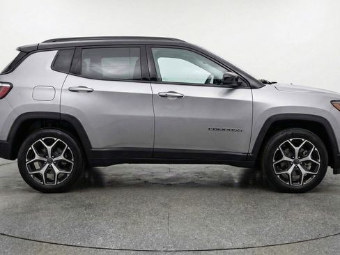 Used 2025 Jeep Compass Limited image 11