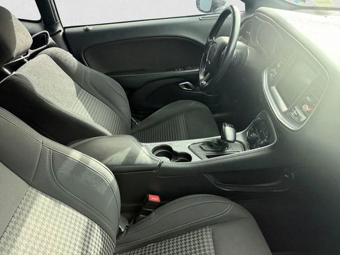 Used 2016 Dodge Challenger SXT image 10