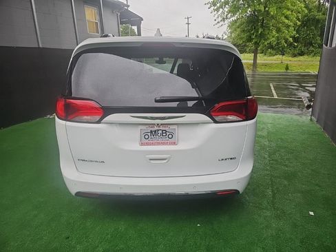 Used 2017 Chrysler Pacifica Limited FWD image 5