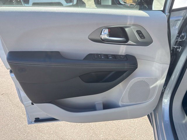 Certified 2024 Chrysler Pacifica Touring-L FWD image 11