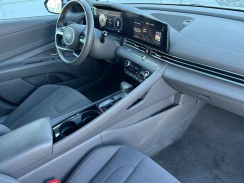 Used 2025 Hyundai Elantra SEL FWD image 14