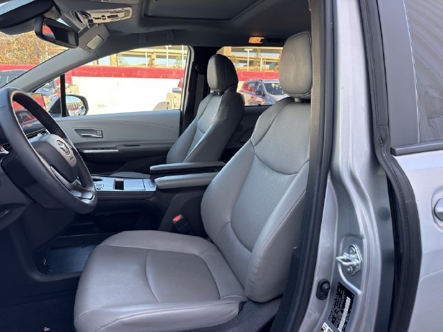Used 2025 Toyota Sienna XLE FWD image 28