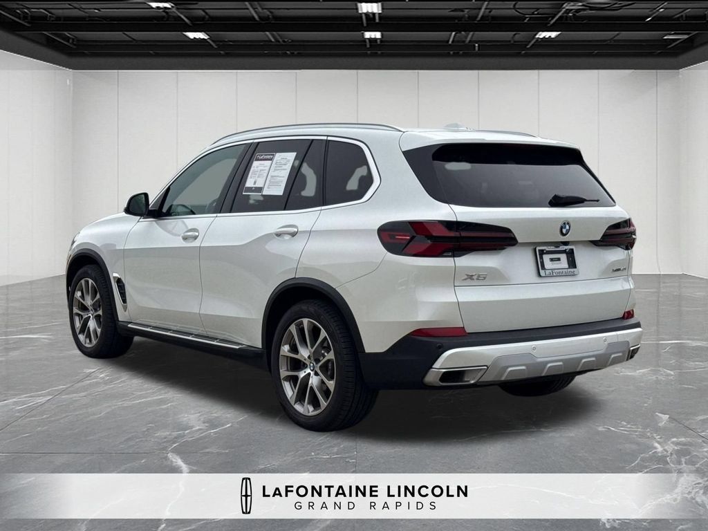 Used 2024 BMW X5 xDrive40i AWD/4WD image 3