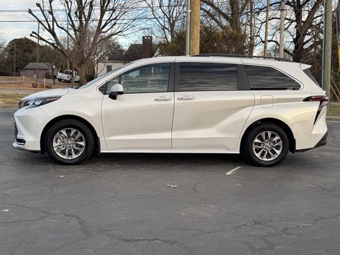 Used 2024 Toyota Sienna XLE image 3