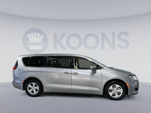 Used 2017 Chrysler Pacifica Touring Plus image 17