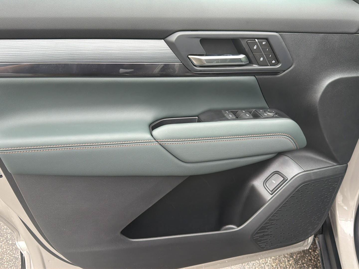 New 2027 GMC Terrain AT4 w/ Convenience Package III AWD/4WD image 10