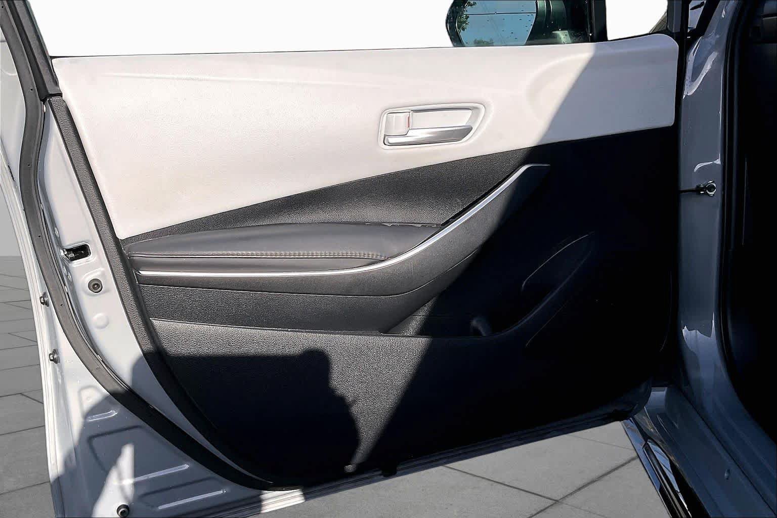 Used 2022 Toyota Corolla SE w/ Carpet Mat Package (TMS) FWD image 21