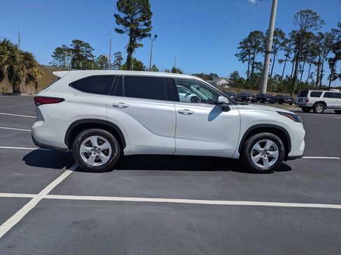 Used 2022 Toyota Highlander LE image 3