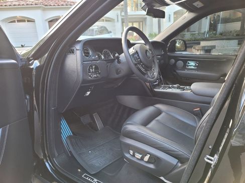 Used 2021 Rolls-Royce Cullinan Black Badge image 11