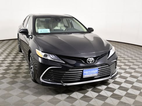 Used 2024 Toyota Camry XLE FWD image 3