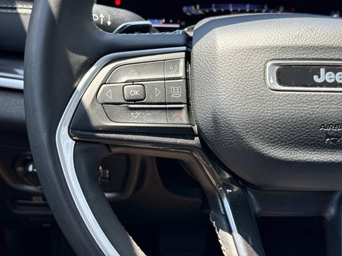Used 2023 Jeep Grand Cherokee Altitude AWD/4WD image 15
