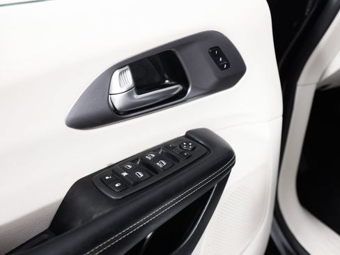 Used 2022 Chrysler Pacifica Touring-L FWD image 25