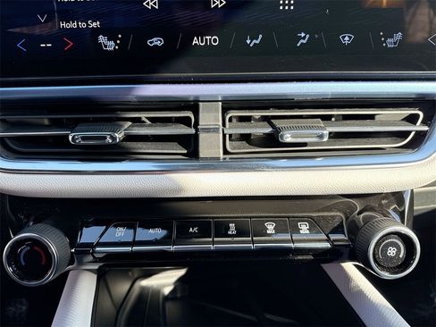 Used 2025 Chevrolet Equinox EV LT w/ Convenience Package image 17